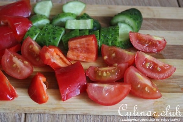 Шашлычки из курицы с соусом и салатом в средиземноморском стиле