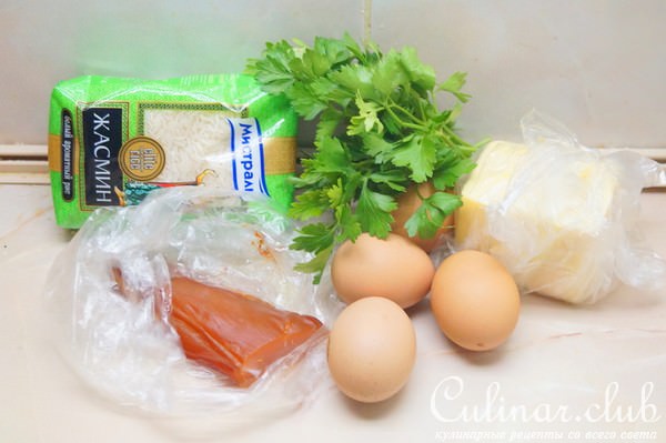 Фриттата с рисом и копчёной куриной грудкой.
