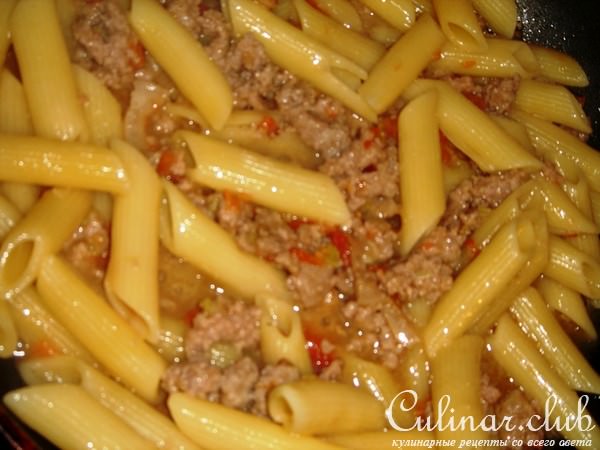 Пенне с мясным соусом и яйцом "Пашот"