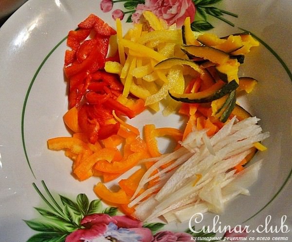 Тайский салат с фунчозой и свининой