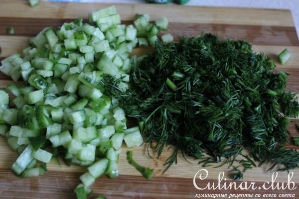 Шашлычки из курицы с соусом и салатом в средиземноморском стиле