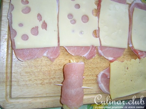 Мясные рулетики с сыром, запечённые в рукаве.