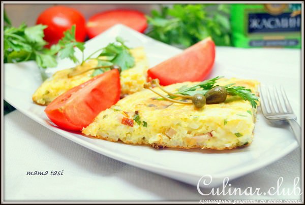 Фриттата с рисом и копчёной куриной грудкой.