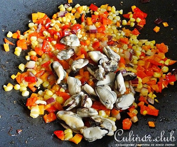 Тёплый салат с мидиями и кукурузой.