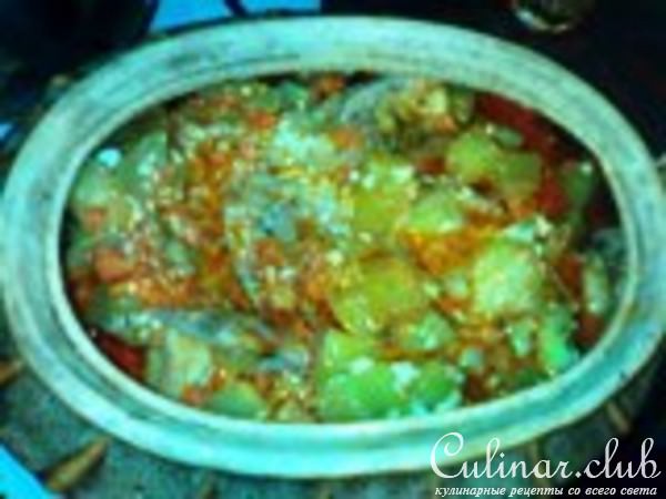 Тушеный цыпленок под кабачками