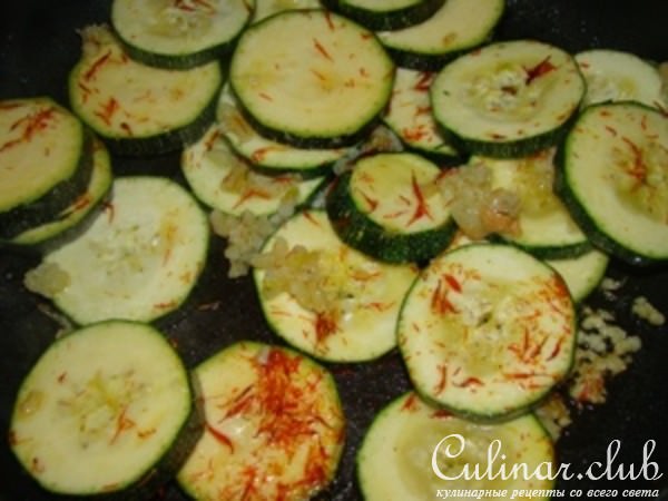 Лосось под соусом из цуккини