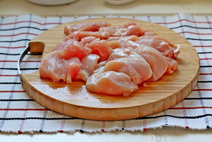 Картофель фри и нагетсы и соус