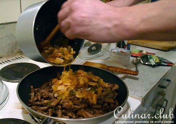Бефстроганов с грибами и солеными огурцами