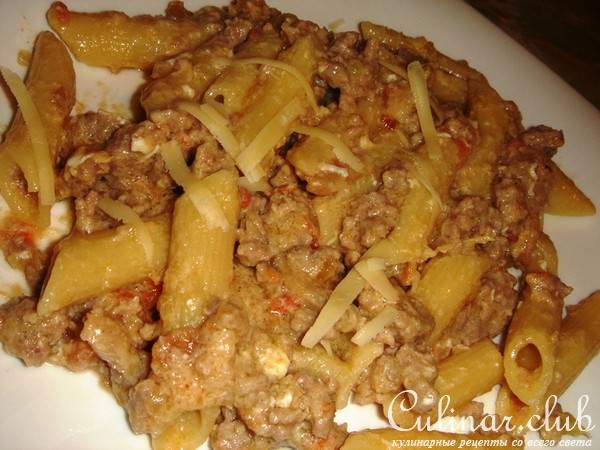 Пенне с мясным соусом и яйцом "Пашот"