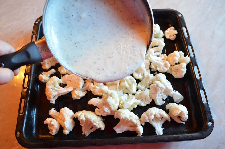Нежная курица с цветной капустой под соусом «Бешамель» и гаудой.