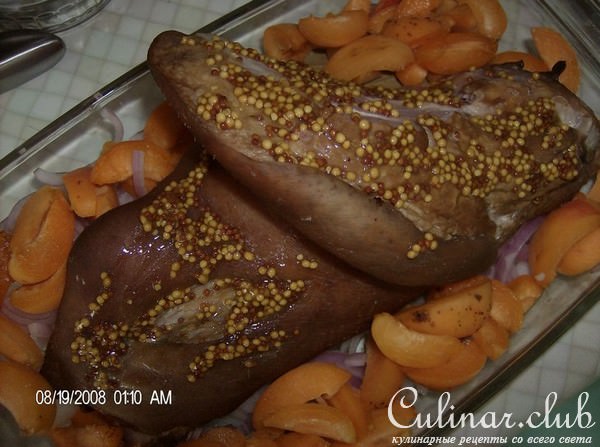 Копченная рулька, запеченная с абрикосами