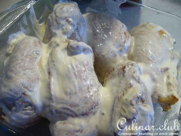 Куринные рулетики с сыром и зеленью под винным соусом