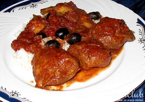 Пикантное мясо индейки с артишоками и оливками