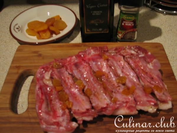 свиная корейка запеченая с травами и курагой