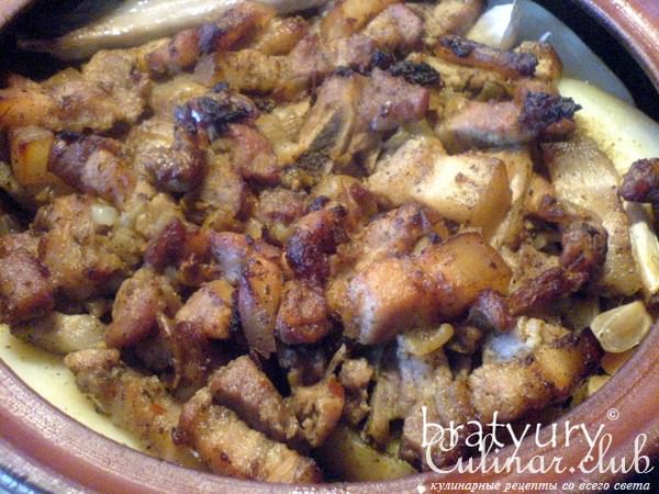 Картофель с мясом в горшке