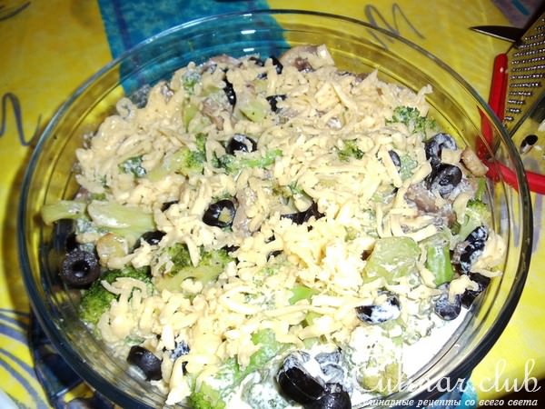 Запеканка из брокколи, с грибами и маслинами+лёгкий зеленый салат