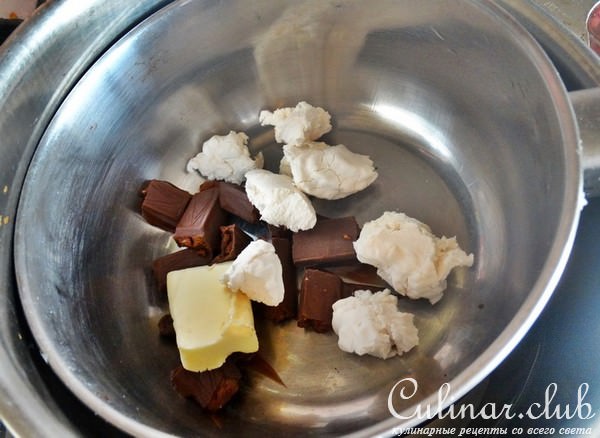 Каша из 5 злаков под шоколадно-зефирным соусом.