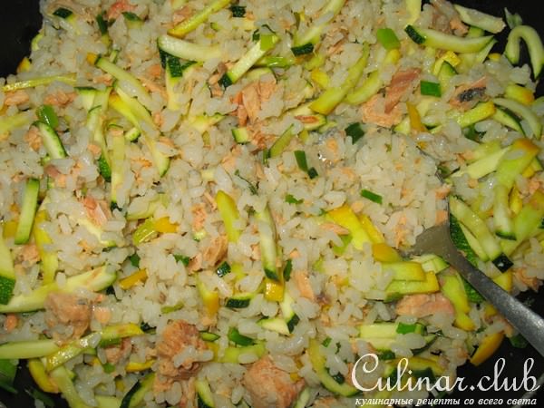 Рисовая запеканка с кабачками и консервированной рыбкой.