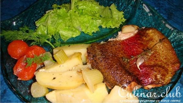 Форель, запеченная с чесночным картофелем и фенхелем. 