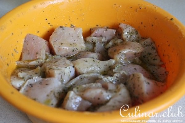 Шашлычки из курицы с соусом и салатом в средиземноморском стиле