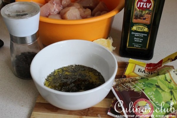 Шашлычки из курицы с соусом и салатом в средиземноморском стиле