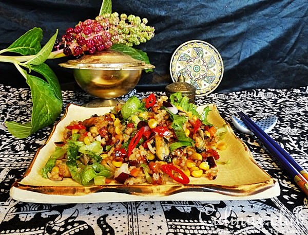 Тёплый салат с мидиями и кукурузой.
