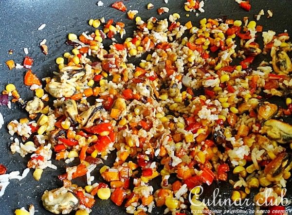Тёплый салат с мидиями и кукурузой.