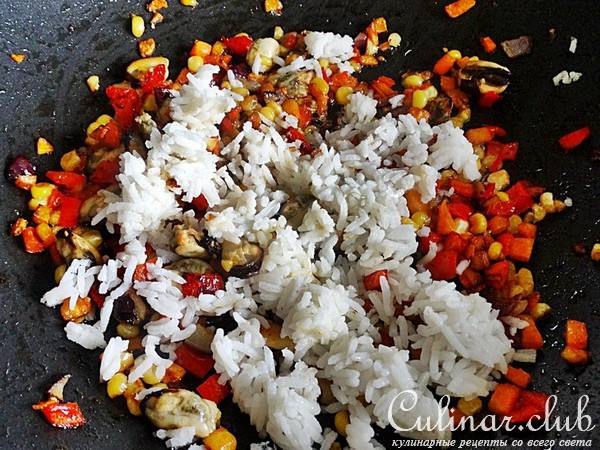 Тёплый салат с мидиями и кукурузой.