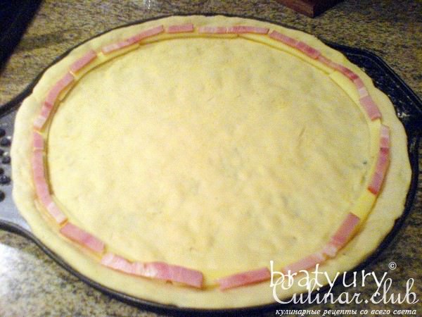 Пицца с грибами, беконом и свежим луком
