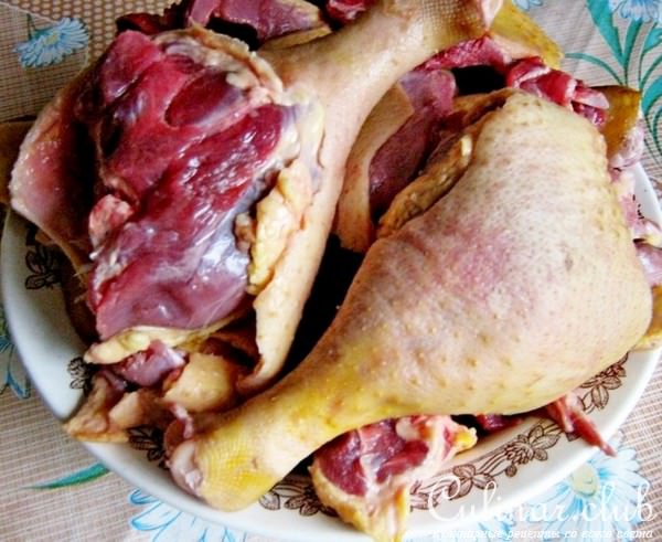 Утиная ножка с гарниром из маринованной тыквы и сливовым соусом.