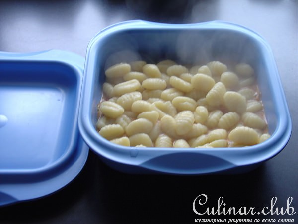 Gnocchi с помидорами-черри, моцареллой и чесночным маслом.