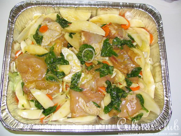 Цыплёнок с картофелем запеченые в сливочном соусе.