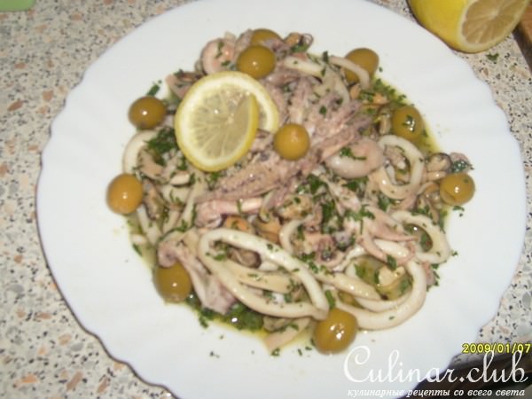 Коктейль из морепродуктов маринованный в оливковом масле с чесноком.