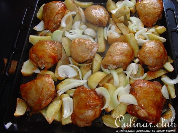 Картофель и курочка, запечённые в духовке.