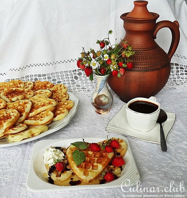 медовые вафли с шоколадом и земляникой.