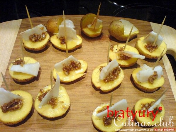 Катера и яхты (картофель с чесноком и салом в духовке в пакете)