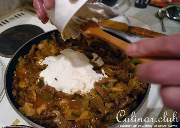 Бефстроганов с грибами и солеными огурцами
