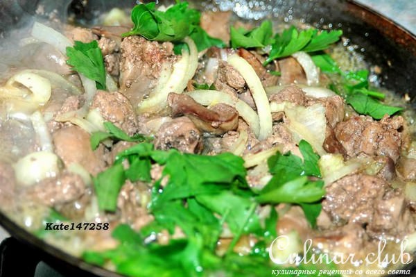 Рисовая лапша с куриной печенью и овощами, почти по-корейски.