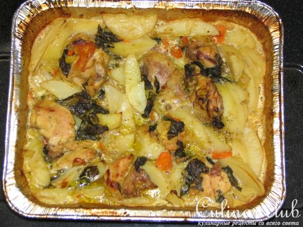 Цыплёнок с картофелем запеченые в сливочном соусе.
