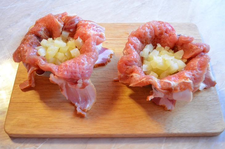 Мясные бомбы с ананасами.