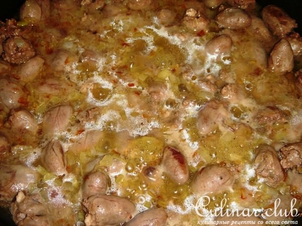 Куриные сердечки в сырном соусе