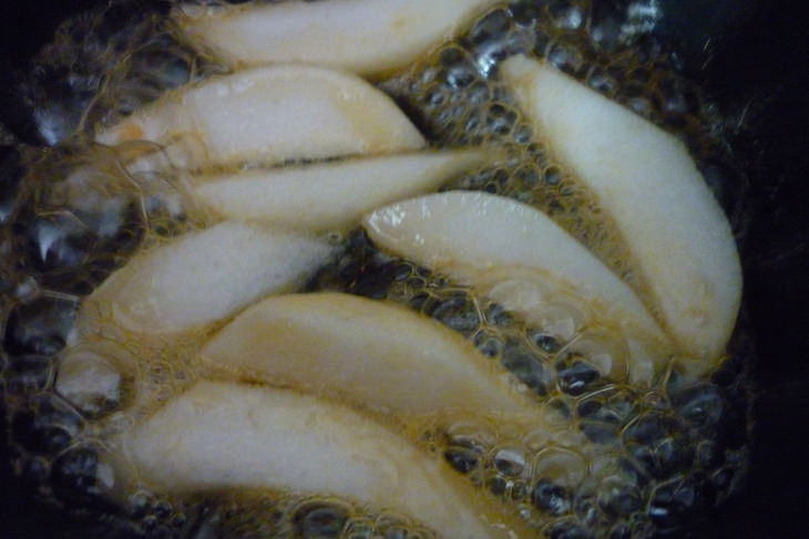 Суши фьюжн с медовой грушей и голубым сыром