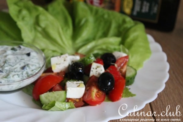 Шашлычки из курицы с соусом и салатом в средиземноморском стиле
