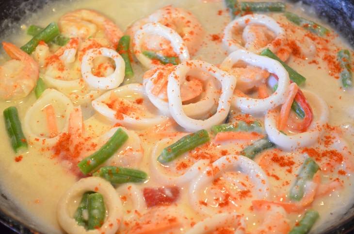 Коричневый рис с морепродуктами в тайском стиле.