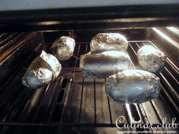 Картофель печёный, с горчичными сосисками.