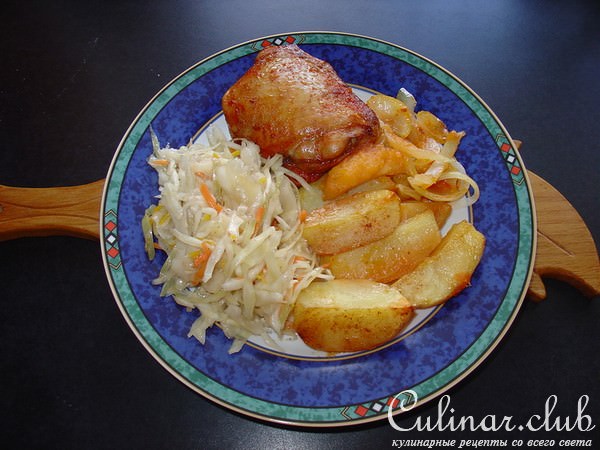 Картофель и курочка, запечённые в духовке.