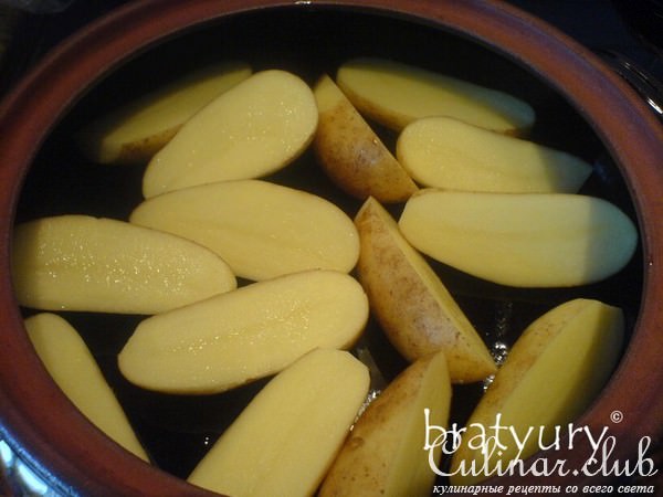 Картофель с мясом в горшке