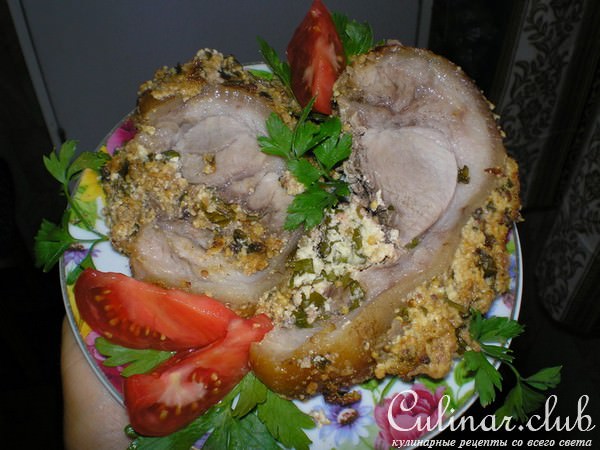 Рулька фаршированая сыром