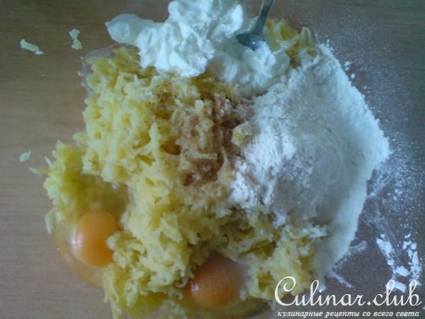 Картофельные котлеты под грибным соусом с брокколи