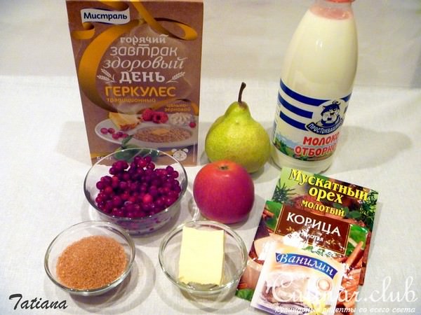 Каша овсяная с фруктами и брусникой